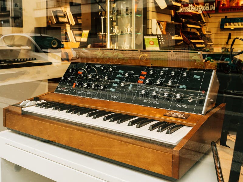 Ale of the Minimoog is a monophonic analog synthesizer