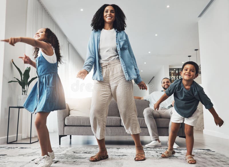 Sala de estar familiar e tenda com jogos infantis e brinquedos para unir  amor e brincar juntos pais meninas e olhar com a mãe pai ou jogo de  acampamento em casa com