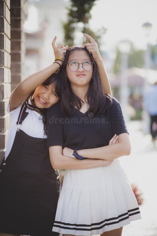 Alegre do adolescente dois asiático que joga com emoção de relaxamento imagem de stock Alegre do adolescente dois asiático que joga com emoção de relaxamento imagem de stock