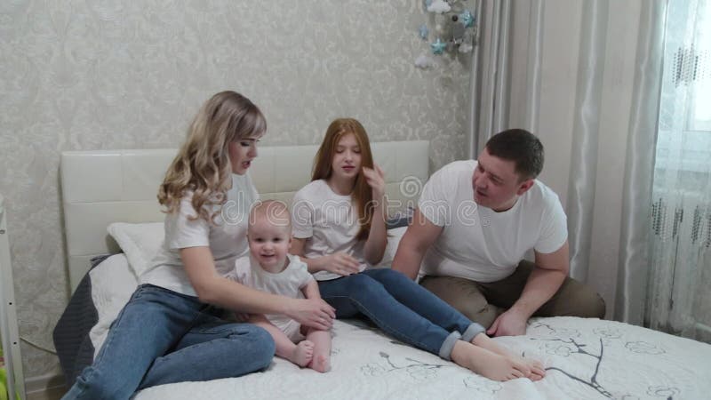 Alegre familia feliz en la cama. almacen de video