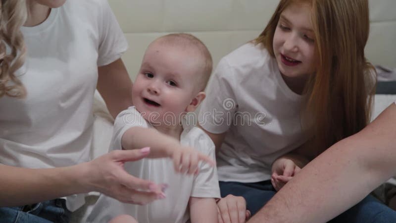 Alegre familia feliz en la cama. almacen de video