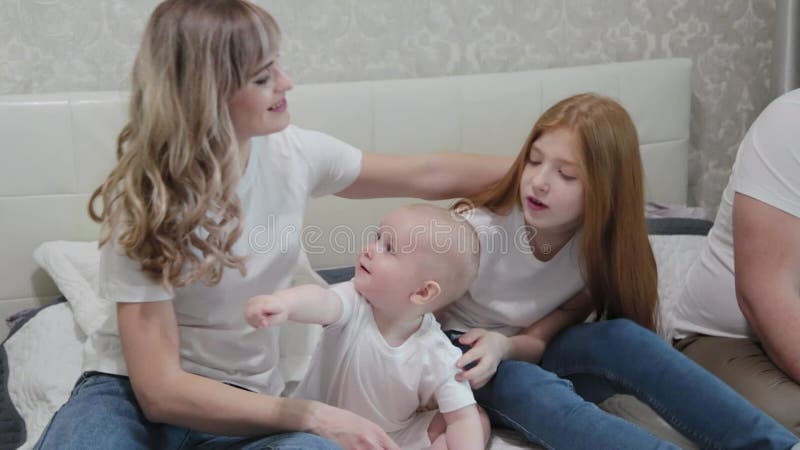 Alegre familia feliz en la cama. almacen de video