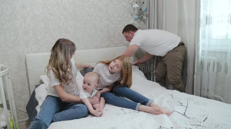 Alegre familia feliz en la cama. metrajes