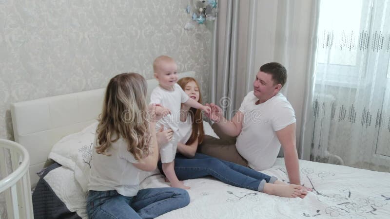 Alegre familia feliz en la cama. metrajes