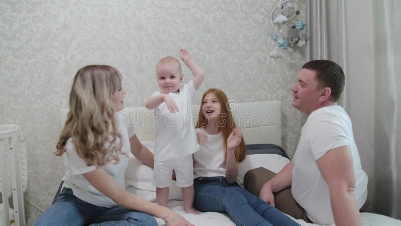 Alegre familia feliz en la cama. metrajes