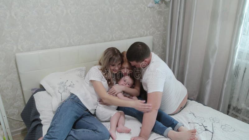 Alegre familia feliz en la cama. almacen de metraje de vídeo