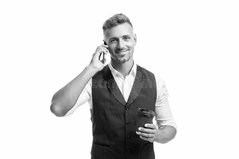Alegre gerente hablando por teléfono móvil durante una pausa de café aislado en blanco imagenes de archivo
