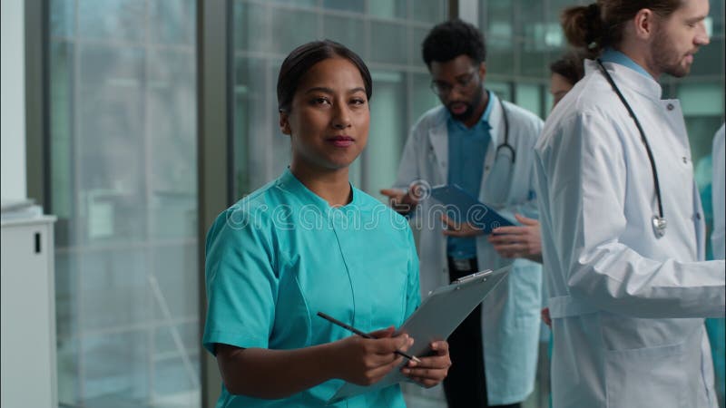 Alegre mujer india árabe doctora estudiante de enfermería mujer terapeuta mujer especialista muchacha que escribe tablet metrajes