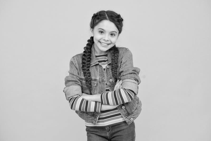 Alegre niña con trenzas llevar ropa de denim concepto adolescente de lujo fotografía de archivo