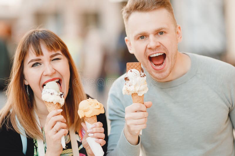 Alegre Pareja De Amigos En Roma Comiendo Helados En Italia Imagen de archivo - Imagen de pares, feliz: 169709657 Alegre Pareja De Amigos En Roma Comiendo Helados En Italia Imagen de archivo - Imagen de pares, feliz: 169709657