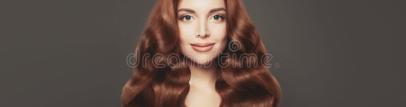 Alegre retrato de mujer cerrada Cabello de jengibre, maquillaje natural fotos de archivo