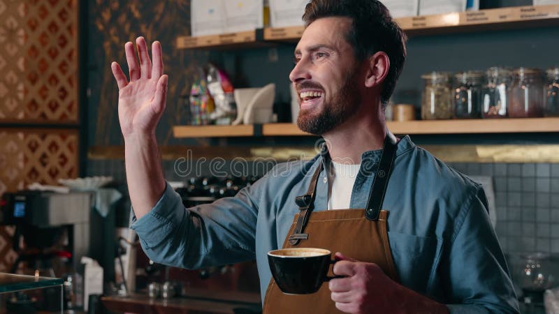Alegre y feliz camarero caucásico obrero barista pequeño empresario sosteniendo una taza de café bebida bebida bebida hombre sonri almacen de metraje de vídeo