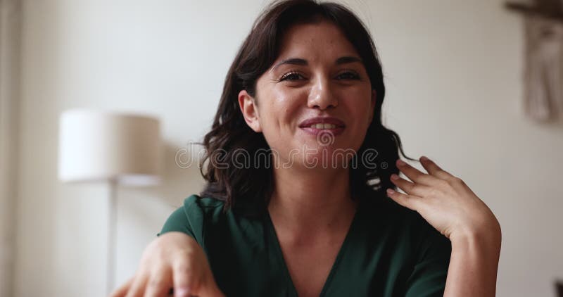 Alegre y feliz mujer blogger que habla en cámara metrajes