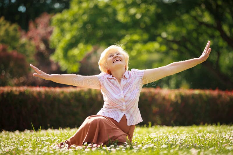 Alegria. Meditação. Mulher satisfeito madura que relaxa com braços extendidos fotos de stock Alegria. Meditação. Mulher satisfeito madura que relaxa com braços extendidos fotos de stock