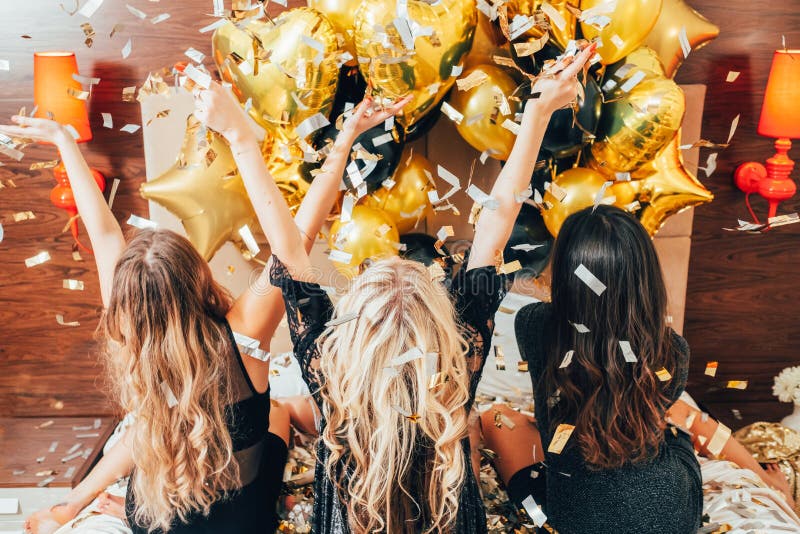 Alegría de los globos del confeti del ocio del partido de la noche de las mujeres imagen de archivo Alegría de los globos del confeti del ocio del partido de la noche de las mujeres imagen de archivo