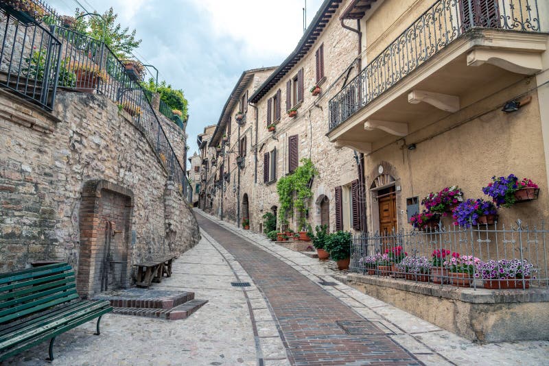 Aleia e construções medievais italianas no centro histórico da cidade bonita de Spello, em Umbria Region, Itália fotografia de stock royalty free