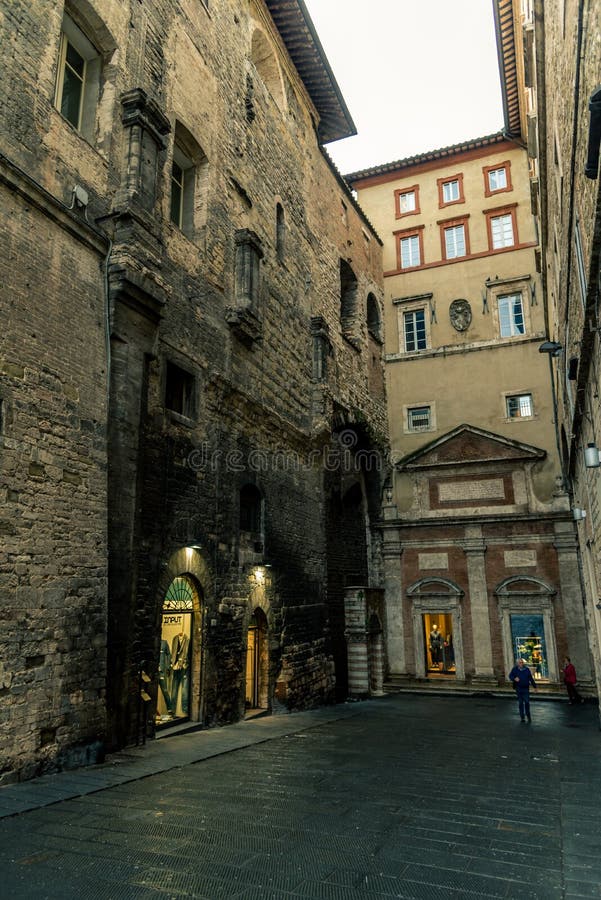 Aleia e construções medievais italianas tradicionais no centro histórico da cidade bonita de Perugia, em Umbria Region, Itália imagens de stock