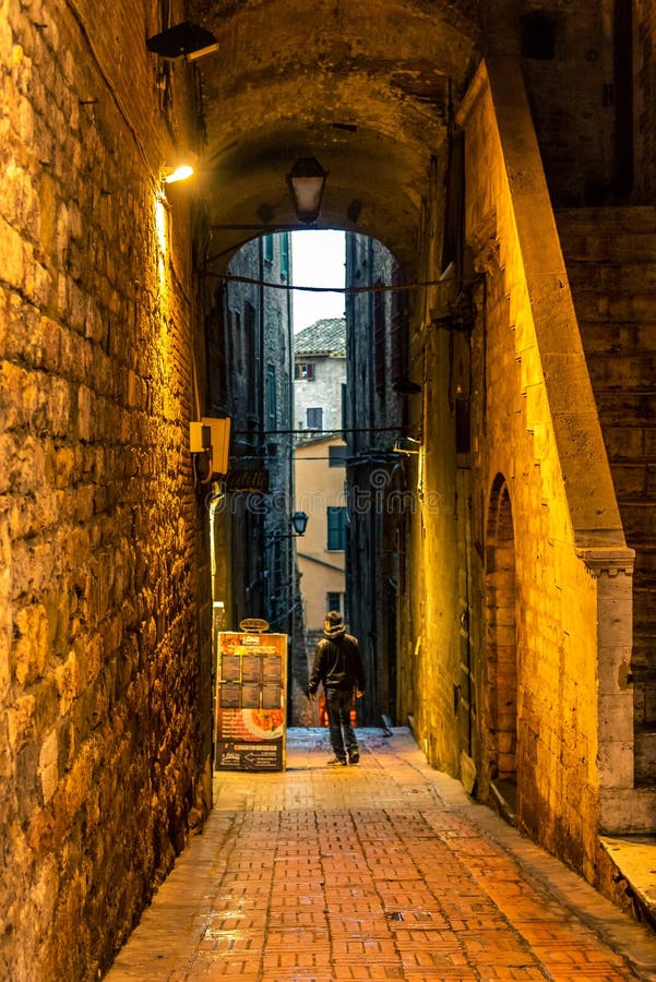 Aleia e construções medievais italianas tradicionais no centro histórico da cidade bonita de Perugia, em Umbria Region, Itália fotografia de stock royalty free