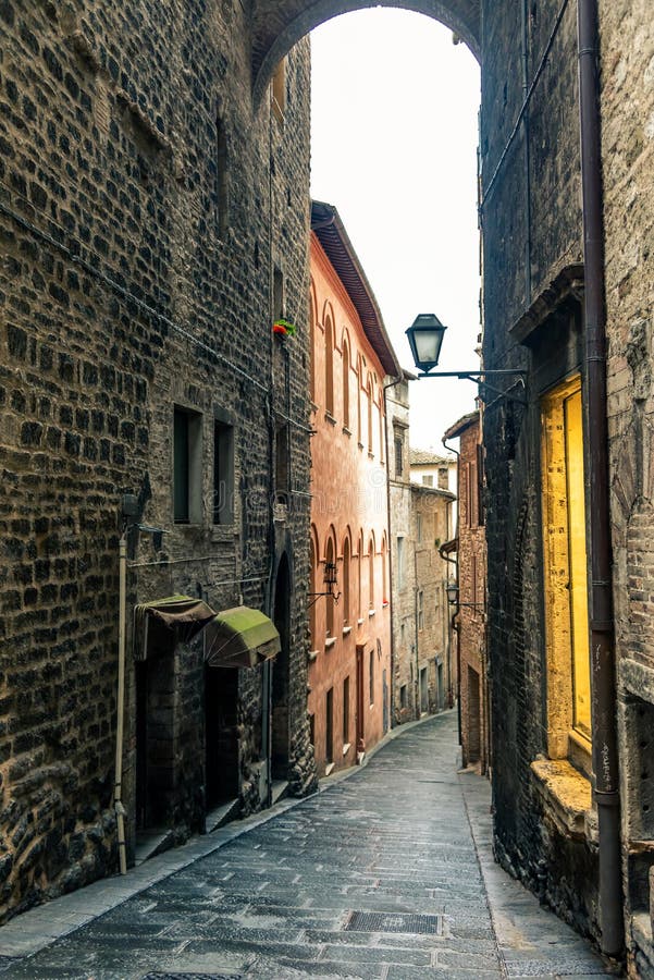 Aleia e construções medievais italianas tradicionais no centro histórico da cidade bonita de Perugia, em Umbria Region, Itália fotografia de stock royalty free