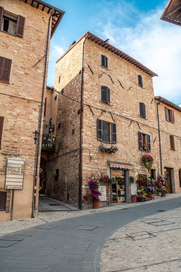 Aleia e construções medievais italianas tradicionais no centro histórico da cidade bonita de Spello, em Umbria Region, Itália imagens de stock royalty free