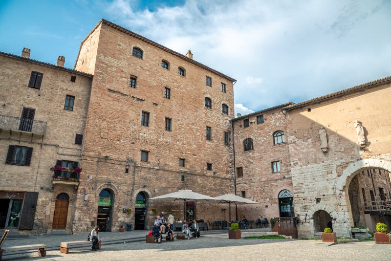 Aleia e construções medievais italianas tradicionais no centro histórico da cidade bonita de Spello, em Umbria Region, Itália imagem de stock royalty free