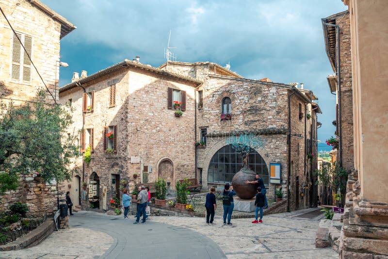 Aleia e construções medievais italianas tradicionais no centro histórico da cidade bonita de Spello, em Umbria Region, Itália imagens de stock royalty free