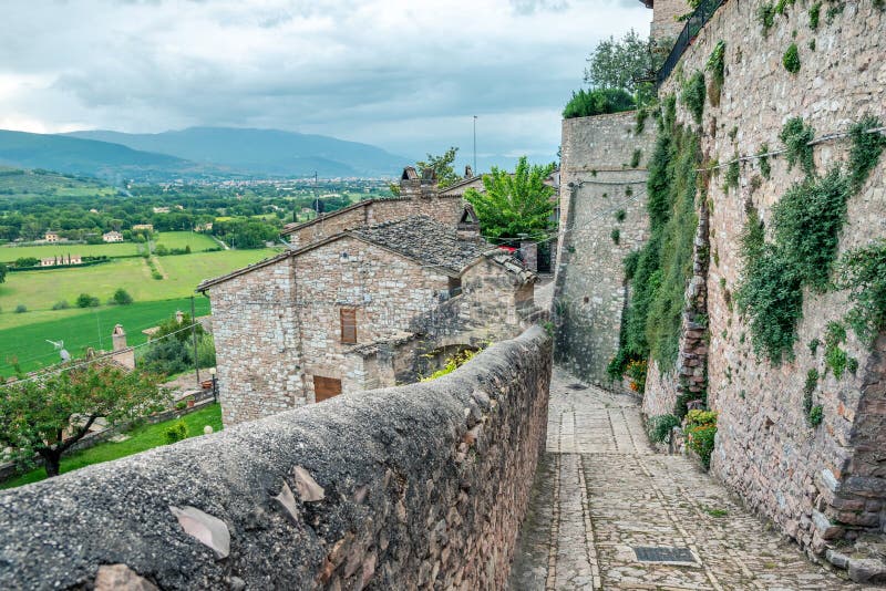 Aleia e construções medievais italianas tradicionais no centro histórico da cidade bonita de Spello, em Umbria Region, Itália fotografia de stock