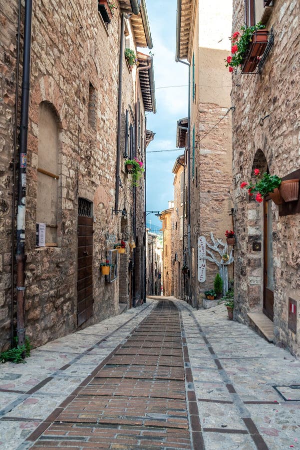 Aleia e construções medievais italianas tradicionais no centro histórico da cidade bonita de Spello, em Umbria Region, Itália fotografia de stock