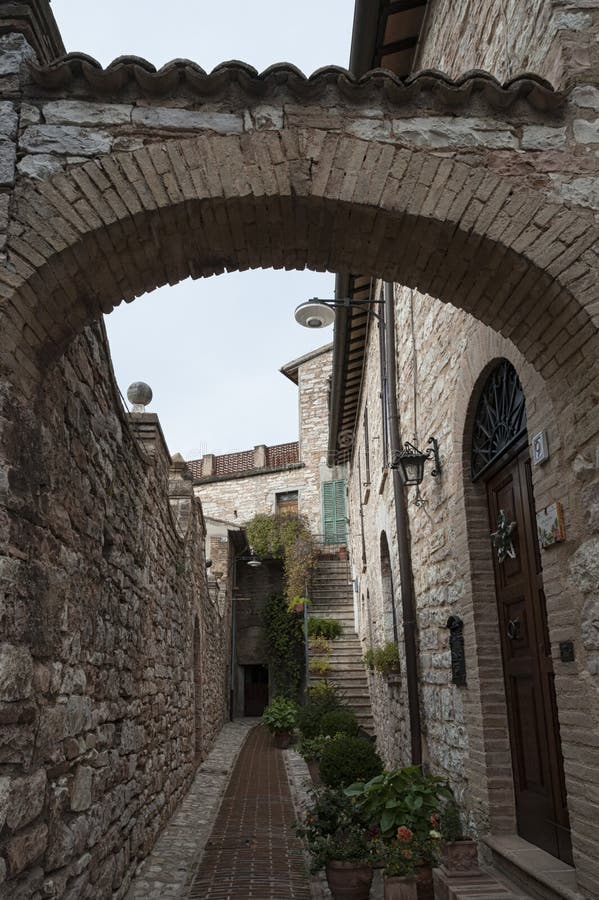 Aleia medieval italiana tradicional espetacular no centro histórico da cidade pequena bonita de Spello imagens de stock
