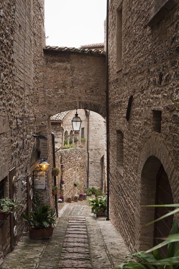 Aleia medieval italiana tradicional espetacular no centro histórico da cidade pequena bonita de Spello imagem de stock