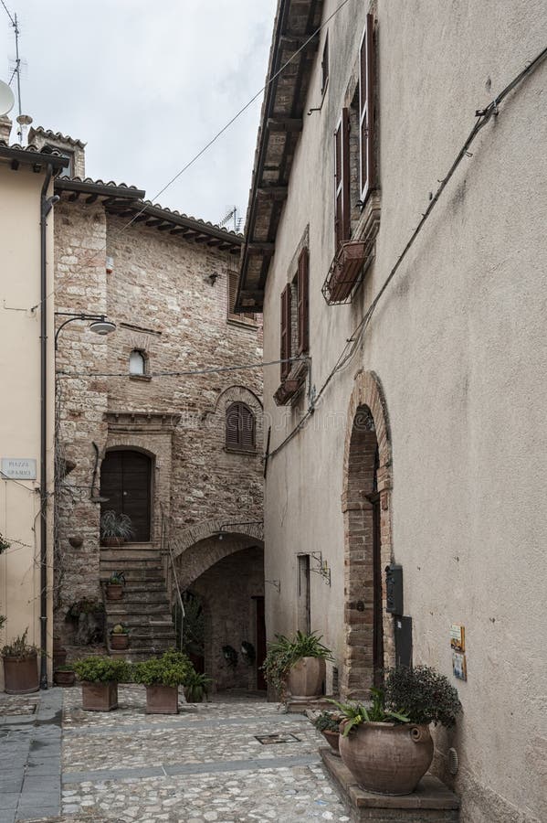 Aleia medieval italiana tradicional espetacular no centro histórico da cidade pequena bonita de Spello Perugia fotografia de stock