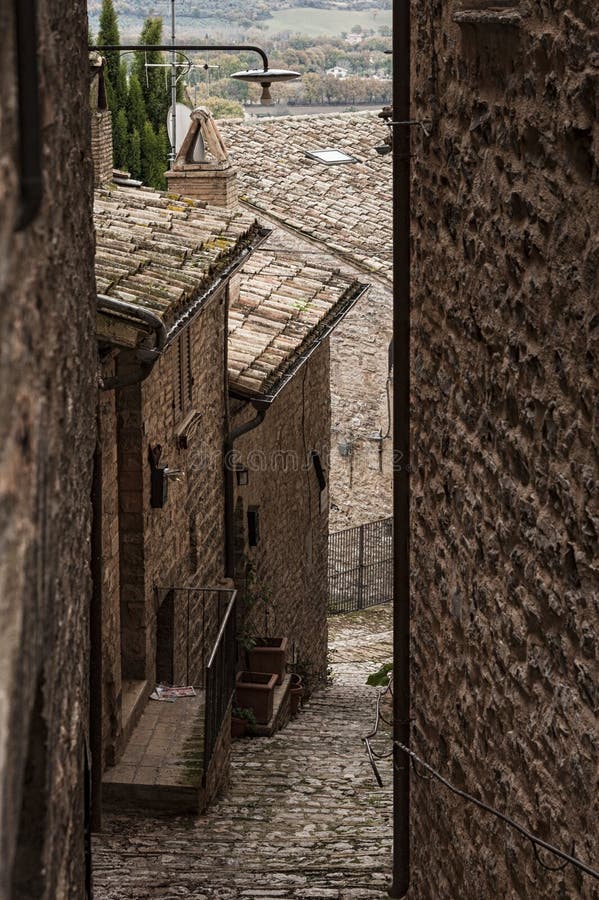 Aleia medieval italiana tradicional espetacular no centro histórico da cidade pequena bonita de Spello Perugia fotos de stock