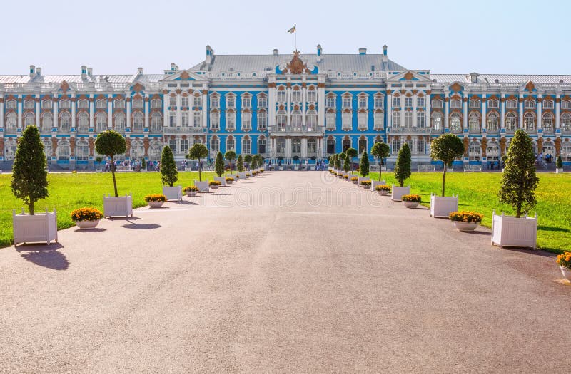 Aleja Główny podwórze i zachodnia fasada Wielki Catherine ` s pałac w Tsarskoye Selo Pushkin, Rosja fotografia stock Aleja Główny podwórze i zachodnia fasada Wielki Catherine ` s pałac w Tsarskoye Selo Pushkin, Rosja fotografia stock