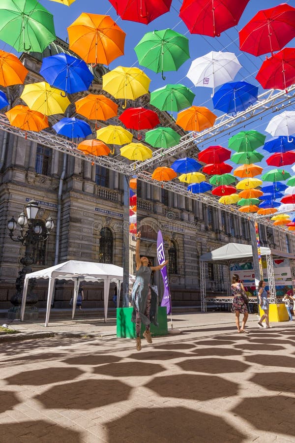 Aleja strzeliści parasole w Solyany pasie ruchu w St Petersburg zdjęcie stock Aleja strzeliści parasole w Solyany pasie ruchu w St Petersburg zdjęcie stock