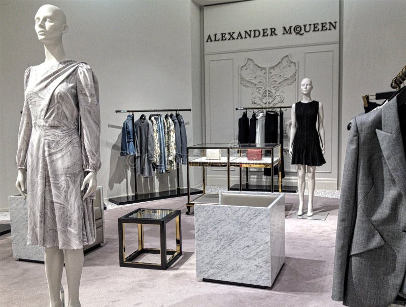 Aleksander McQueen etykietki kobiet ` s odzieży pokój przy Saks fifth avenue w Toronto fotografia royalty free Aleksander McQueen etykietki kobiet ` s odzieży pokój przy Saks fifth avenue w Toronto fotografia royalty free