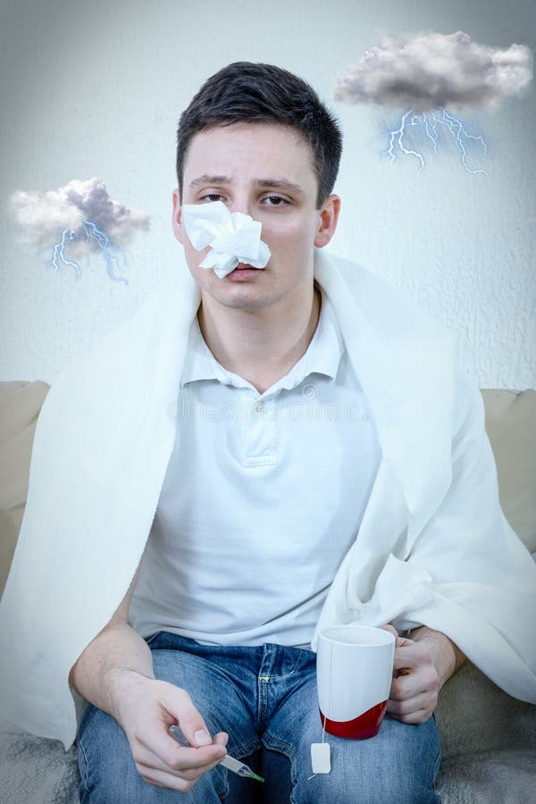 Alergia de sofrimento do pólen do homem adulto novo fotos de stock Alergia de sofrimento do pólen do homem adulto novo fotos de stock