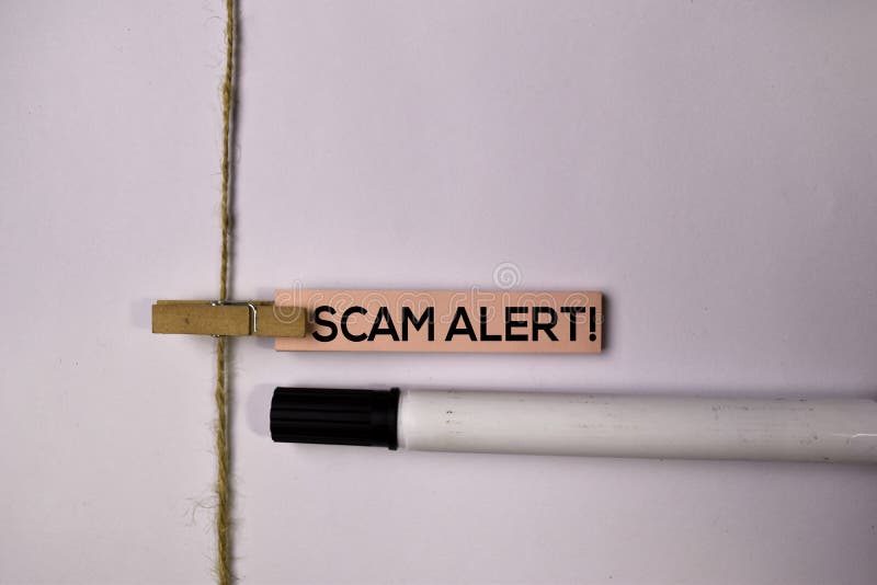 Alerta de Scam! nas notas pegajosas isoladas no fundo branco foto de stock Alerta de Scam! nas notas pegajosas isoladas no fundo branco foto de stock