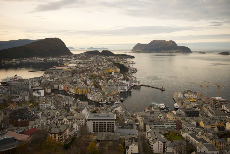 Alesund, cidade principal do transporte do Sunnmøre distric fotografia de stock royalty free Alesund, cidade principal do transporte do Sunnmøre distric fotografia de stock royalty free
