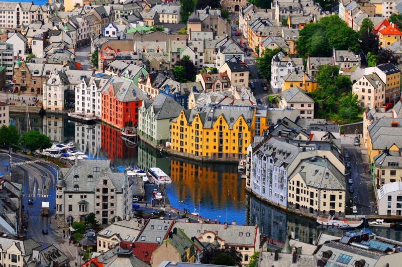 Einen wunderschönen Blick auf das Gebäude und den Fluss Alesunde, eine Hafenstadt in Norwegen, bekannt für seine herausragende Jugendstil-Architektur.