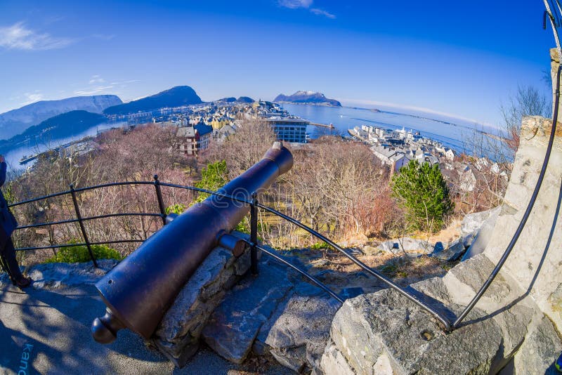 ALESUND NORWEGIA, KWIECIEŃ, - 04, 2018: Plenerowy widok kruszcowy kanon Aksla w Alesund, Norwegia obraz stock ALESUND NORWEGIA, KWIECIEŃ, - 04, 2018: Plenerowy widok kruszcowy kanon Aksla w Alesund, Norwegia obraz stock