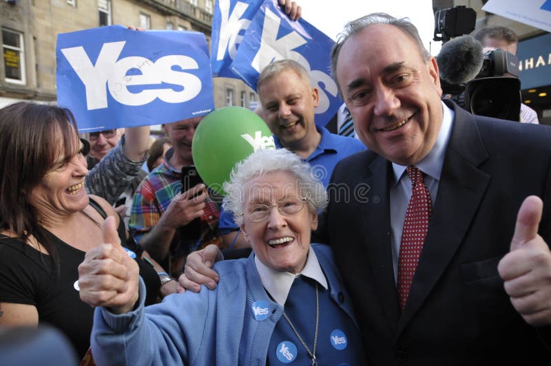 Alex Salmond que hace campaña en la referencia 2014 de Indy. ESCOCIA Perth -- 12 de septiembre de 2014 -- Primer ministro Alex Salmond con la hermana Elizabeth Mannion durante un walkabout con los partidarios del sí en Perth, Escocia, Reino Unido -- Imagen por el archivo de la foto de Jonathan Mitchelll /Atlas