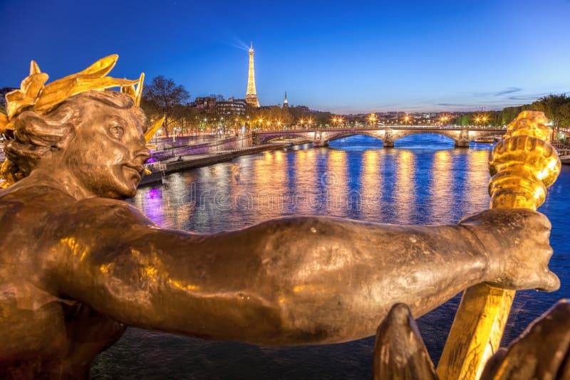Alexandre III most przeciw wieży eifla przy nocą w Paryż, Francja