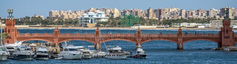 17/11/2018 Alexandrië, Egypte, mening van de dijk van de oude stad op de Mediterrane kust stock afbeelding 17/11/2018 Alexandrië, Egypte, mening van de dijk van de oude stad op de Mediterrane kust stock afbeelding