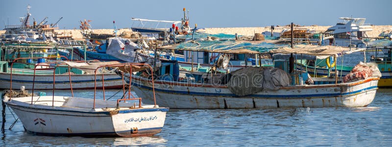 16 11 2018 Alexandría, Egipto, visión desde la orilla del mar de la ciudad en los barcos tradicionales para pescar imagen de archivo libre de regalías 16 11 2018 Alexandría, Egipto, visión desde la orilla del mar de la ciudad en los barcos tradicionales para pescar imagen de archivo libre de regalías