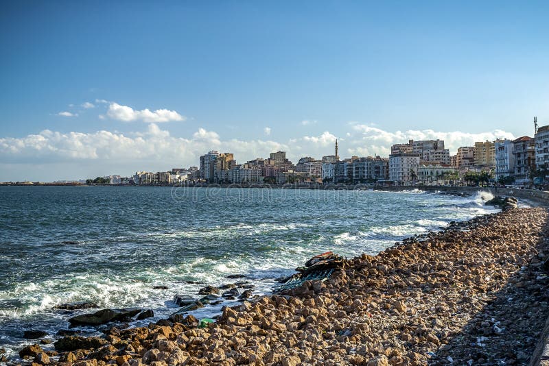 17/11/2018 Alexandría, Egipto, vista del terraplén de la ciudad antigua en la costa mediterránea foto de archivo libre de regalías 17/11/2018 Alexandría, Egipto, vista del terraplén de la ciudad antigua en la costa mediterránea foto de archivo libre de regalías