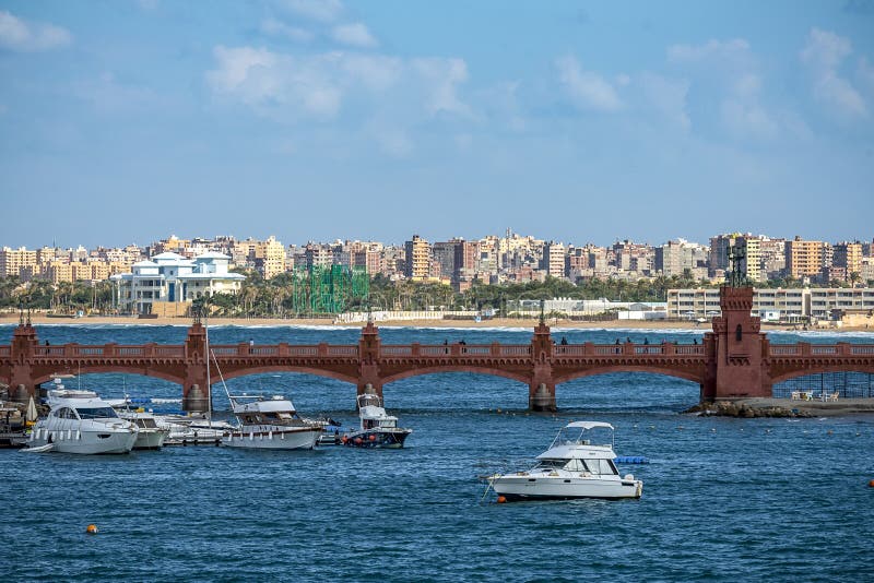 17/11/2018 Alexandría, Egipto, vista del terraplén de la ciudad antigua en la costa mediterránea fotografía de archivo 17/11/2018 Alexandría, Egipto, vista del terraplén de la ciudad antigua en la costa mediterránea fotografía de archivo