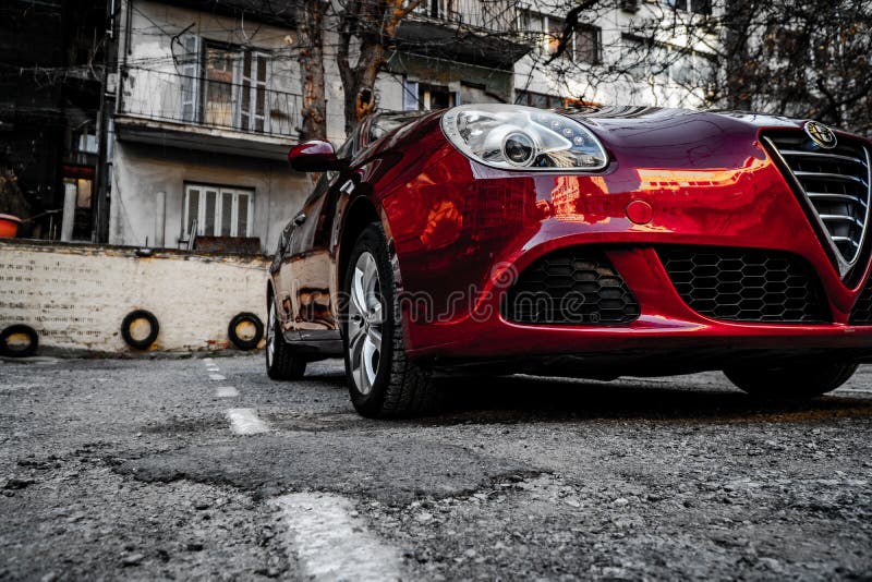 Alfa romeo Giuletta, obscuridade da cor - vermelha, lavada e lustrada imagem de stock Alfa romeo Giuletta, obscuridade da cor - vermelha, lavada e lustrada imagem de stock