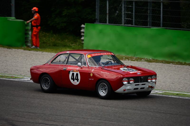 Alfa Romeo 1971 GT 2000 Veloce em Monza imagens de stock Alfa Romeo 1971 GT 2000 Veloce em Monza imagens de stock