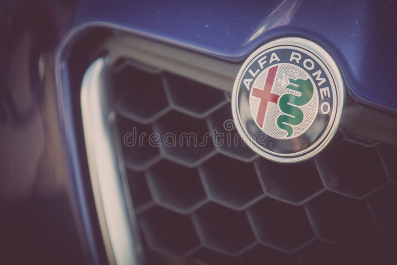 Bukarest, Rumänien - Oktober 19, 2018: Alfa Romeo Logo Zeichen  Detailansicht auf Auto Frontgrill Stockfotografie - Alamy