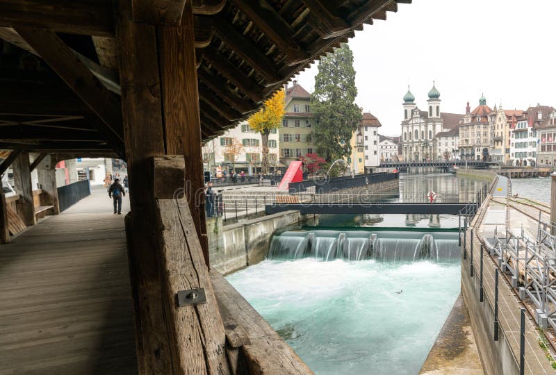 Alfalfa, LU/Suiza - 9 de noviembre de 2018: la ciudad suiza famosa del horizonte del paisaje urbano de Alfalfa e iglesia de la je fotos de archivo Alfalfa, LU/Suiza - 9 de noviembre de 2018: la ciudad suiza famosa del horizonte del paisaje urbano de Alfalfa e iglesia de la je fotos de archivo
